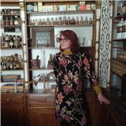 Profesora sería ,tenaz y con muchos recursos pedagógicos para enseñar de forma variada y divertida .Amplia experiencia en la enseñanza de primaria y de la ESO